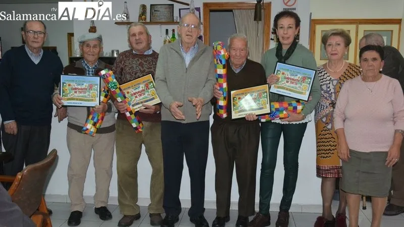 Miembros de la directiva de la asociación Liminares entregaron los premios a los campeones y subcampeones