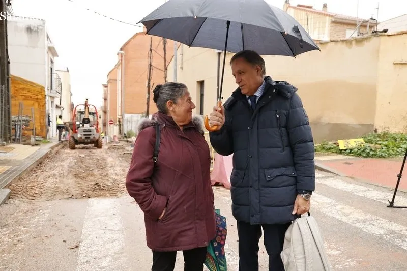 Visita del alcalde de Salamanca, Carlos García Carbayo, a las obras en el Barrio Blanco. Foto de David Sañudo