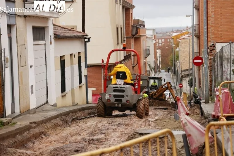 Visita del alcalde de Salamanca, Carlos García Carbayo, a las obras en el Barrio Blanco. Foto de David Sañudo