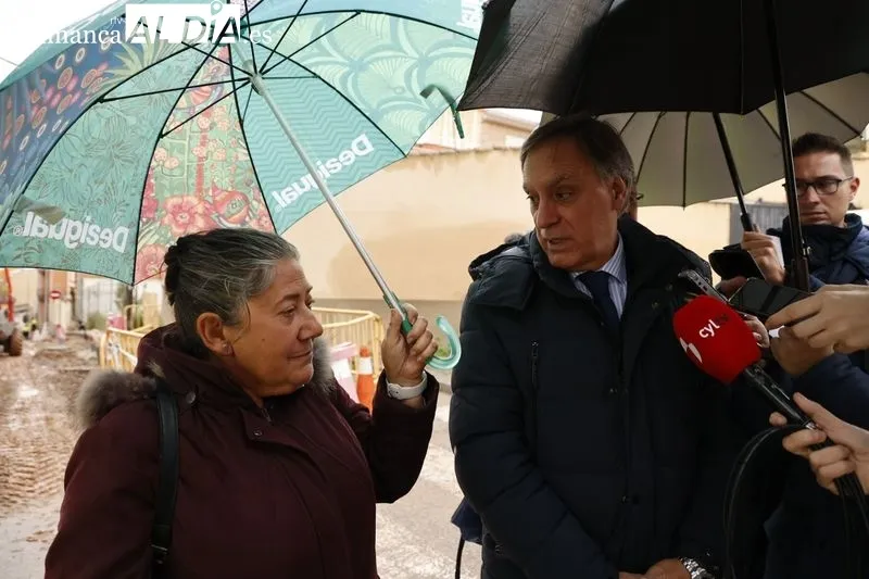 Visita del alcalde de Salamanca, Carlos García Carbayo, a las obras en el Barrio Blanco. Foto de David Sañudo