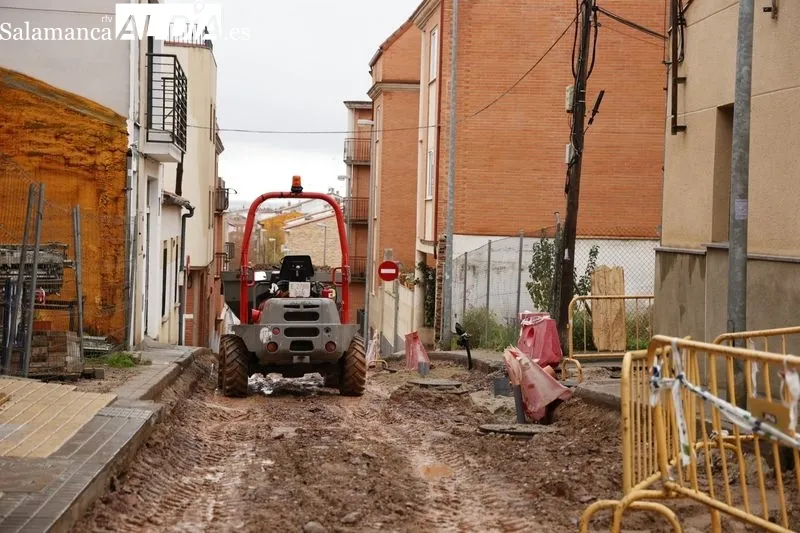 Visita del alcalde de Salamanca, Carlos García Carbayo, a las obras en el Barrio Blanco. Foto de David Sañudo
