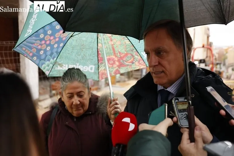 Visita del alcalde de Salamanca, Carlos García Carbayo, a las obras en el Barrio Blanco. Foto de David Sañudo