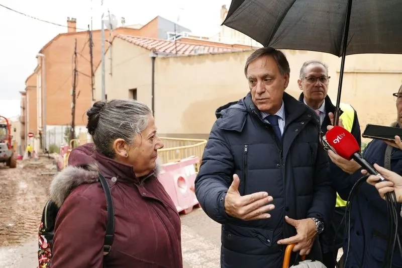 Visita del alcalde de Salamanca, Carlos García Carbayo, a las obras en el Barrio Blanco. Foto de David Sañudo
