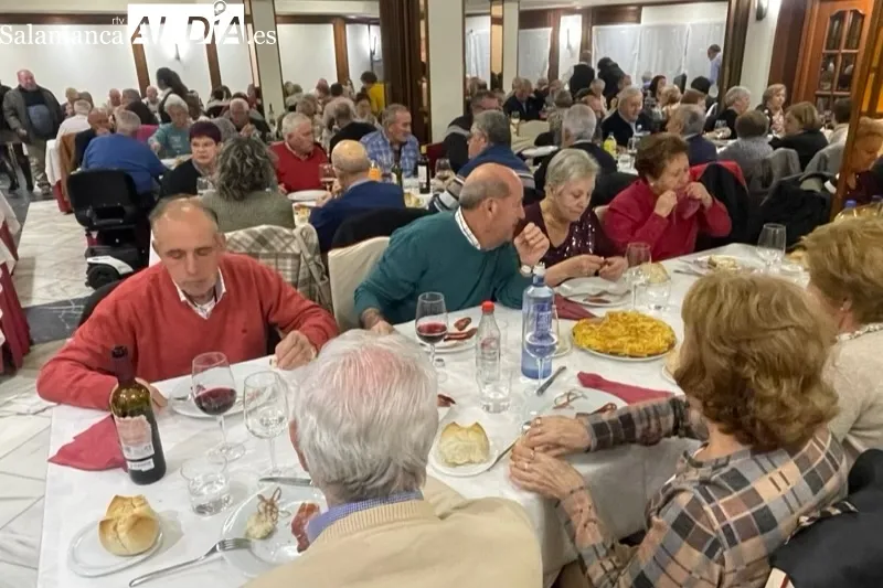 La asociación de mayores San Miguel celebraba este viernes su merienda navideña