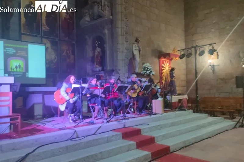 La iglesia parroquial San Miguel Arcángel acogía el musical ‘Refugiados sin refugio’ 