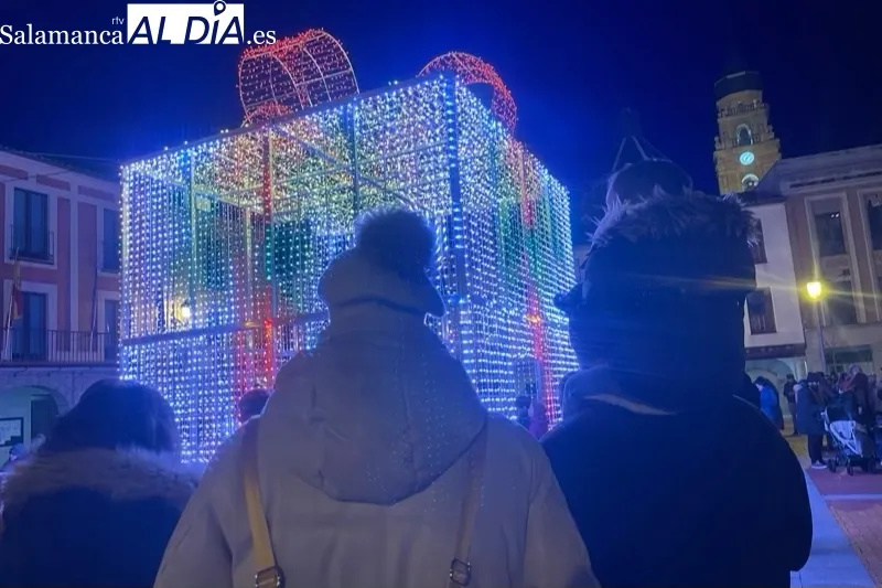 Peñaranda inauguraba este sábado la iluminación de la Navidad junto a la gran caja mágica de la Plaza de la Constitución