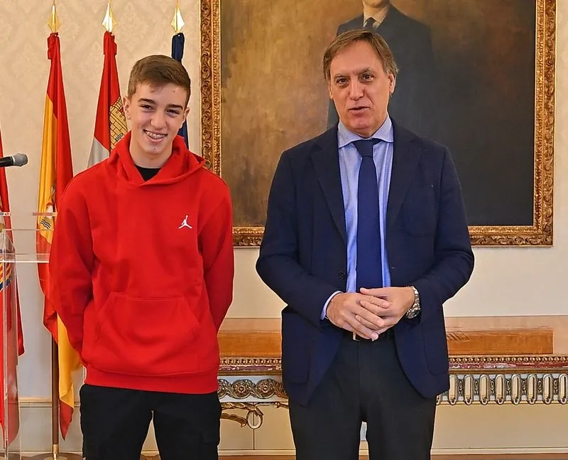 Recepción a Samuel Rivas, campeón del mundo de pádel de menores, en el Ayuntamiento de Salamanca