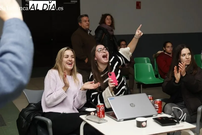 Vecinos de Doñinos ven juntos 'La Voz' para apoyar a su paisana, Nereida Sánchón. Fotos: David Sañudo