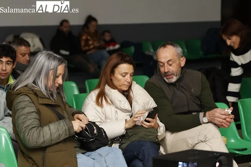 Vecinos de Doñinos ven juntos 'La Voz' para apoyar a su paisana, Nereida Sánchón. Fotos: David Sañudo
