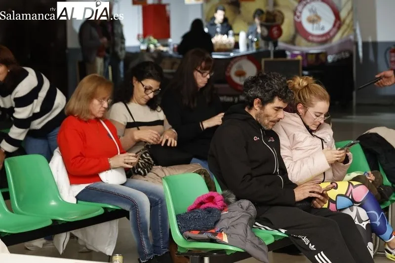 Vecinos de Doñinos ven juntos 'La Voz' para apoyar a su paisana, Nereida Sánchón. Fotos: David Sañudo