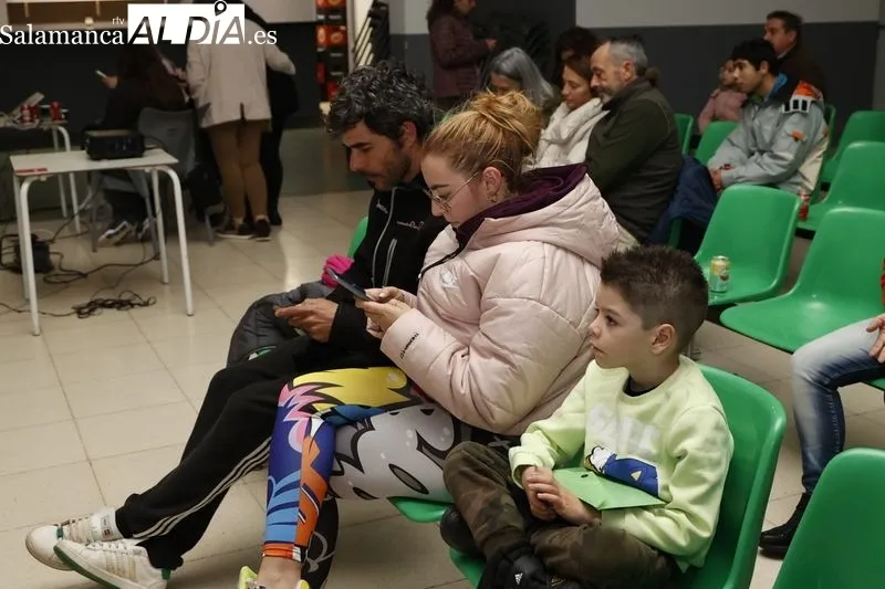 Vecinos de Doñinos ven juntos 'La Voz' para apoyar a su paisana, Nereida Sánchón. Fotos: David Sañudo