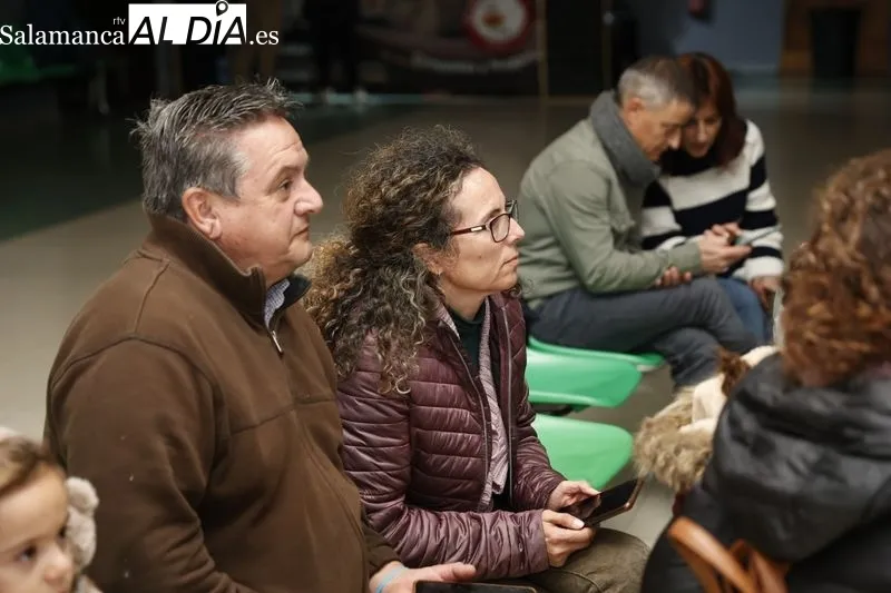 Vecinos de Doñinos ven juntos 'La Voz' para apoyar a su paisana, Nereida Sánchón. Fotos: David Sañudo