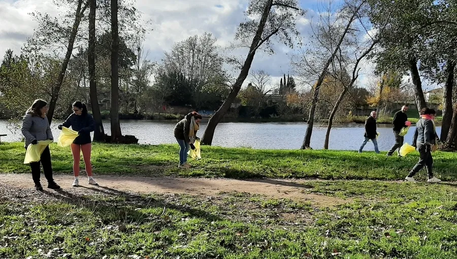 Foto 2 - Personal del Parador lucha contra la &lsquo;basuraleza&rsquo; recogiendo restos en el entorno del r&iacute;o