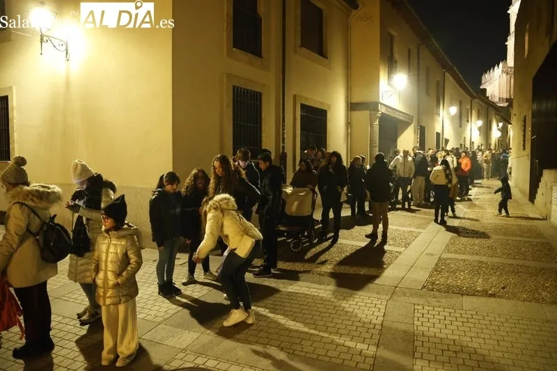 Espectáculo poético y de luz en el Huerto de Calixto y Melibea, y pasacalles 'Drakarys' de la compañía salmantina Planetarium. Foto: David Sañudo