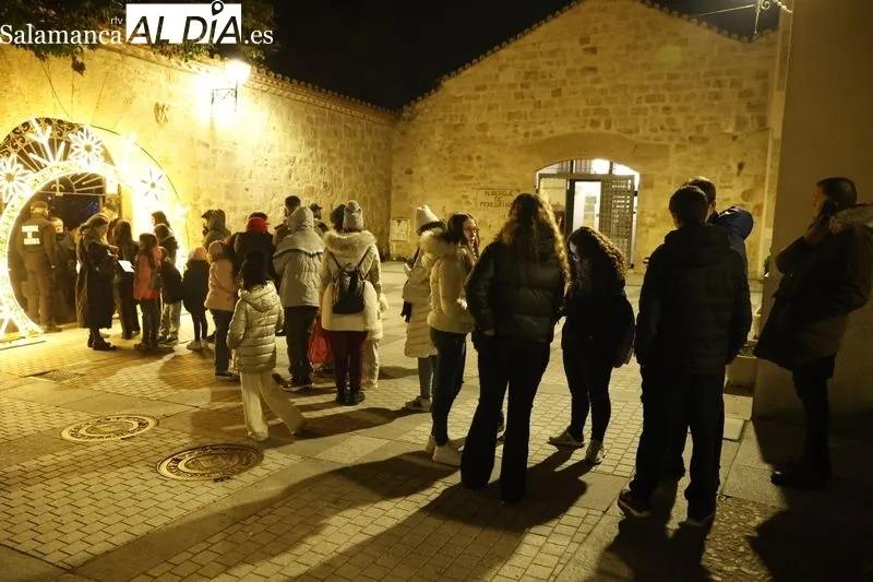 Espectáculo poético y de luz en el Huerto de Calixto y Melibea, y pasacalles 'Drakarys' de la compañía salmantina Planetarium. Foto: David Sañudo