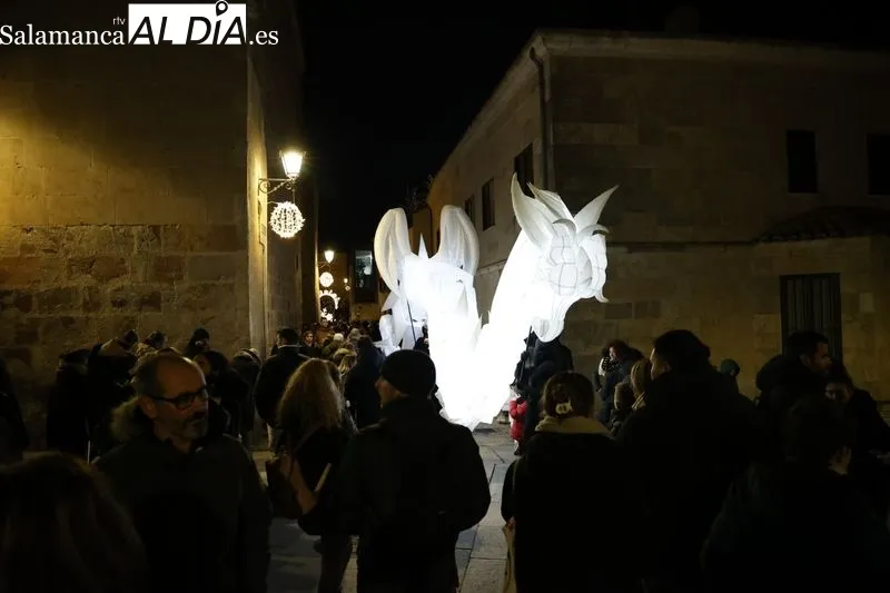 Espectáculo poético y de luz en el Huerto de Calixto y Melibea, y pasacalles 'Drakarys' de la compañía salmantina Planetarium. Foto: David Sañudo