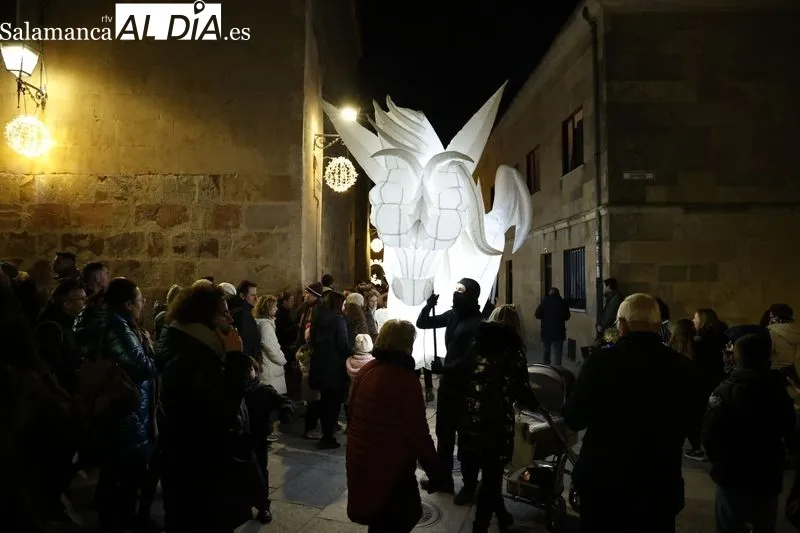 Espectáculo poético y de luz en el Huerto de Calixto y Melibea, y pasacalles 'Drakarys' de la compañía salmantina Planetarium. Foto: David Sañudo