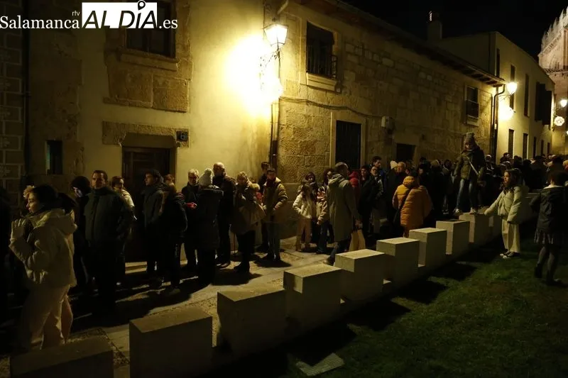 Espectáculo poético y de luz en el Huerto de Calixto y Melibea, y pasacalles 'Drakarys' de la compañía salmantina Planetarium. Foto: David Sañudo