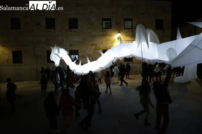 Espectáculo poético y de luz en el Huerto de Calixto y Melibea, y pasacalles 'Drakarys' de la compañía salmantina Planetarium. Foto: David Sañudo