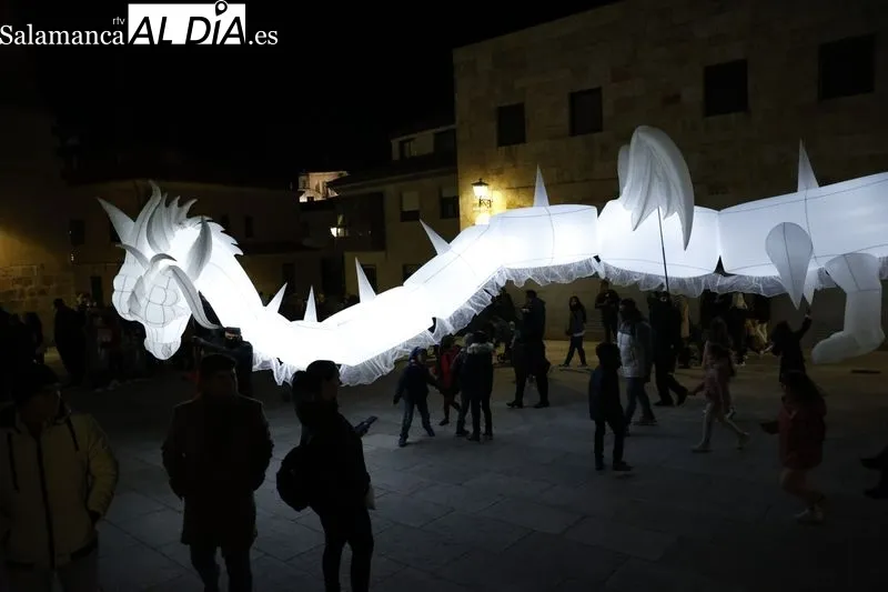 Espectáculo poético y de luz en el Huerto de Calixto y Melibea, y pasacalles 'Drakarys' de la compañía salmantina Planetarium. Foto: David Sañudo