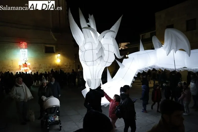 Espectáculo poético y de luz en el Huerto de Calixto y Melibea, y pasacalles 'Drakarys' de la compañía salmantina Planetarium. Foto: David Sañudo