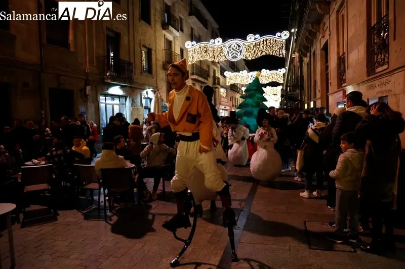 Los pasacalles animan a salmantinos y visitantes | FOTOS: David Sañudo 
