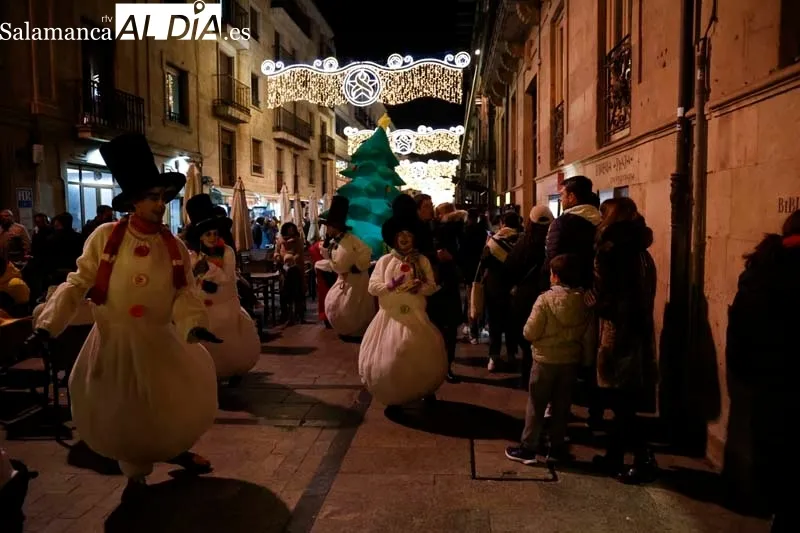 Los pasacalles animan a salmantinos y visitantes | FOTOS: David Sañudo 
