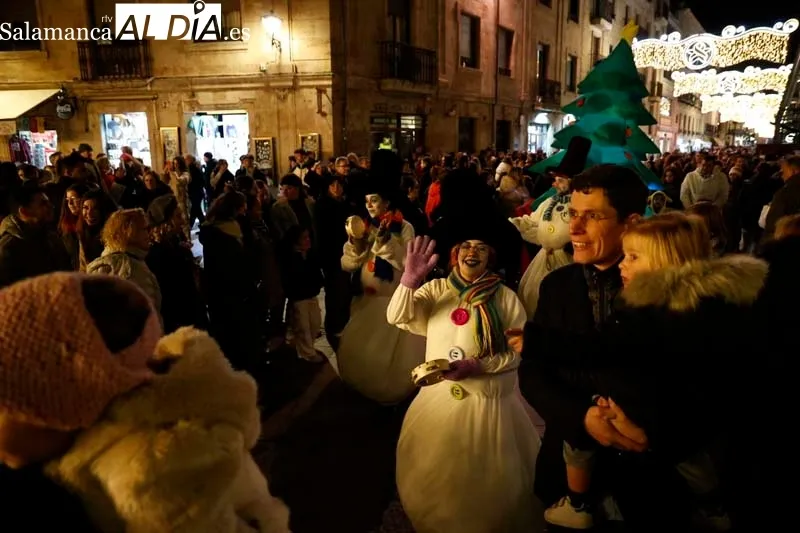 Los pasacalles animan a salmantinos y visitantes | FOTOS: David Sañudo 
