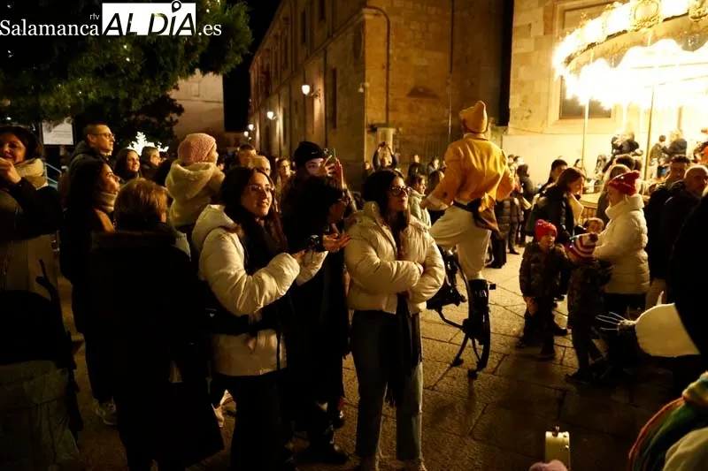 Los pasacalles animan a salmantinos y visitantes | FOTOS: David Sañudo 