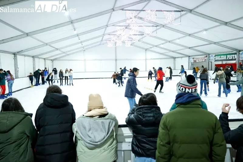 Los salmantinos disfrutan del patinaje sobre hielo en la ciudad | FOTOS: David Sañudo 