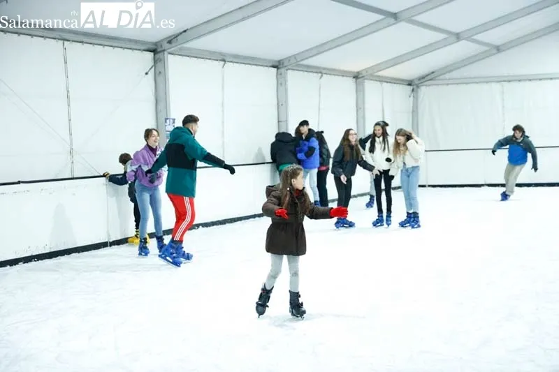 Los salmantinos disfrutan del patinaje sobre hielo en la ciudad | FOTOS: David Sañudo 