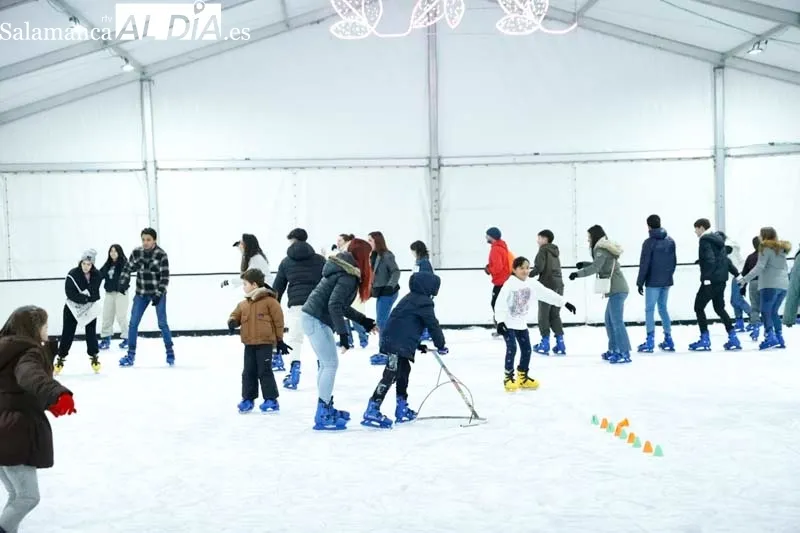 Los salmantinos disfrutan del patinaje sobre hielo en la ciudad | FOTOS: David Sañudo 