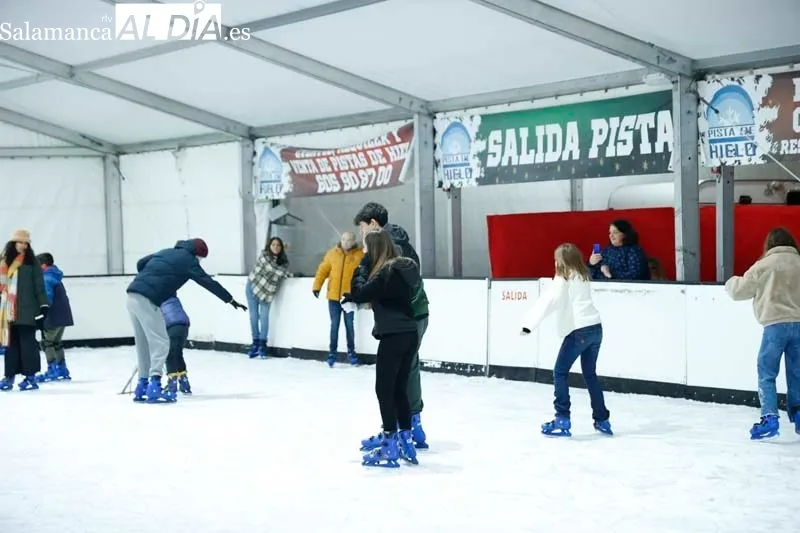 Los salmantinos disfrutan del patinaje sobre hielo en la ciudad | FOTOS: David Sañudo 
