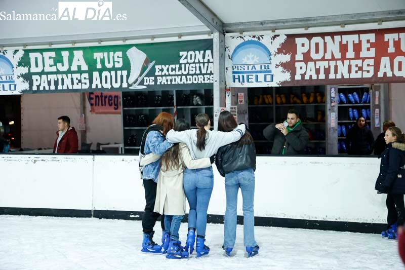 Los salmantinos disfrutan del patinaje sobre hielo en la ciudad | FOTOS: David Sañudo 