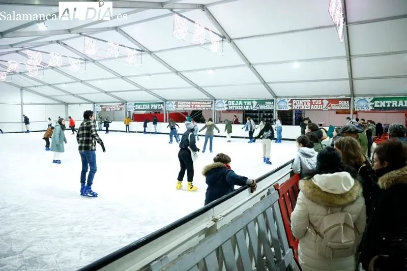 Los salmantinos disfrutan del patinaje sobre hielo en la ciudad | FOTOS: David Sañudo 