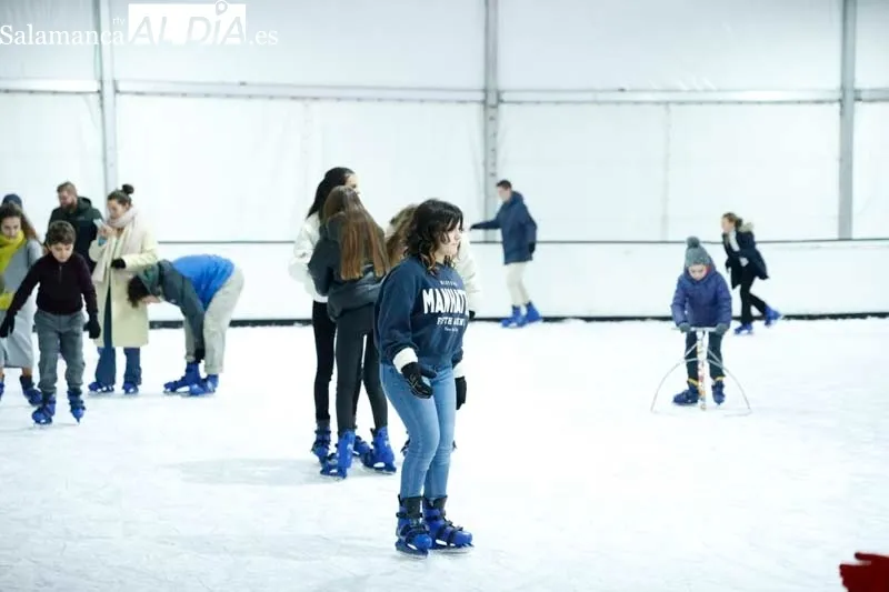 Los salmantinos disfrutan del patinaje sobre hielo en la ciudad | FOTOS: David Sañudo 