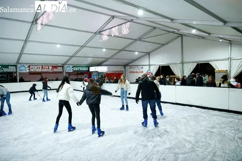 Los salmantinos disfrutan del patinaje sobre hielo en la ciudad | FOTOS: David Sañudo 