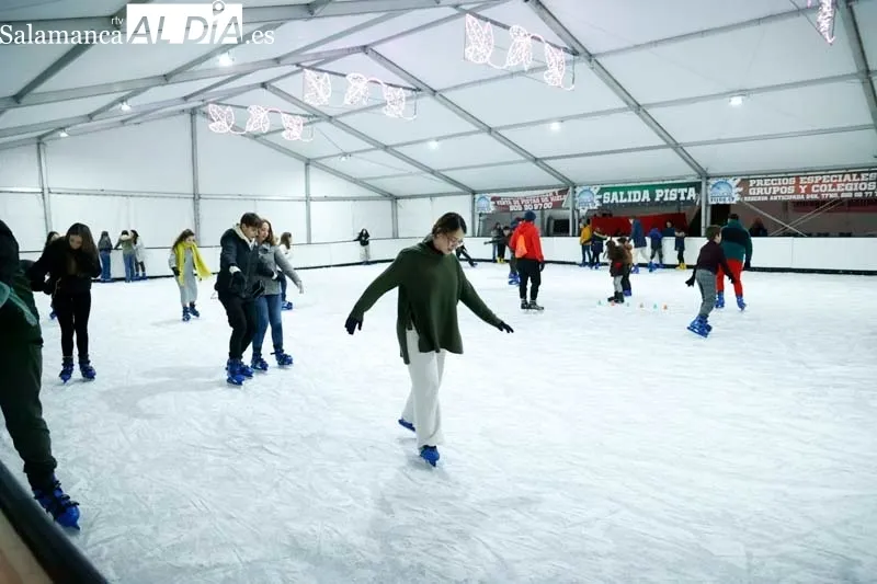 Los salmantinos disfrutan del patinaje sobre hielo en la ciudad | FOTOS: David Sañudo 