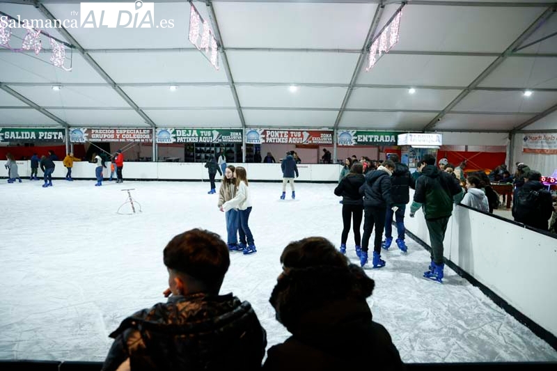 Los salmantinos disfrutan del patinaje sobre hielo en la ciudad | FOTOS: David Sañudo 