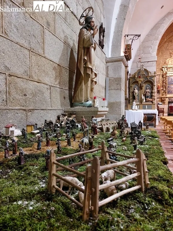 Belenes y árbol de Navidad de los que disfrutan ya los vecinos de Bogajo / FOTOS: DANIEL ROMÁN CASADO 