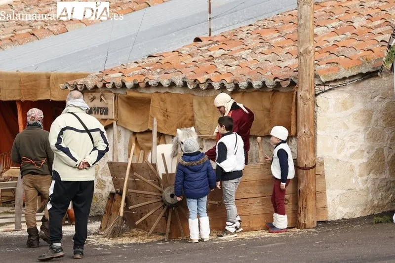 Los vecinos se preparan para su tradicional Belén Viviente. Fotos: David Sañudo