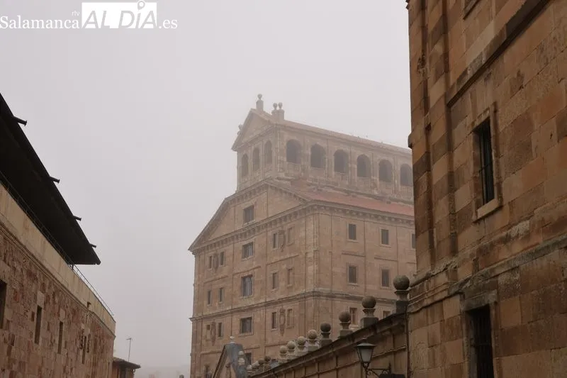 Niebla durante esta mañana de domingo en el centro de Salamanca. Fotos: David Sañudo