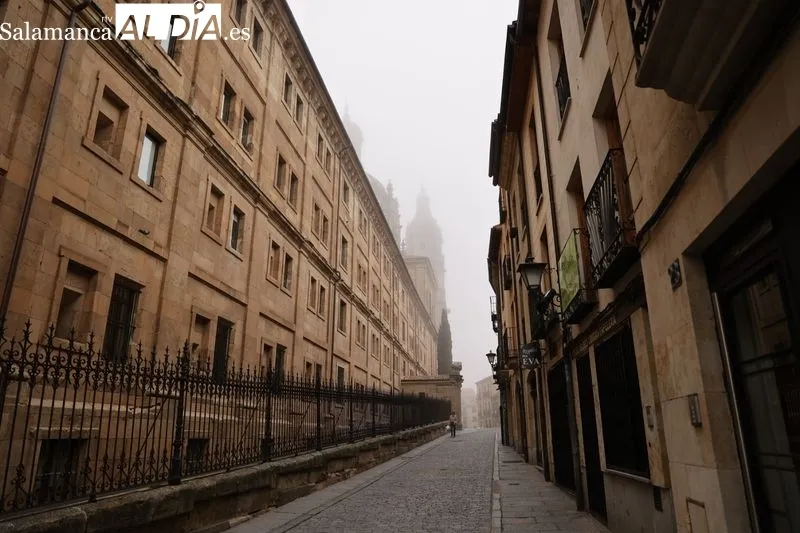 Niebla durante esta mañana de domingo en el centro de Salamanca. Fotos: David Sañudo