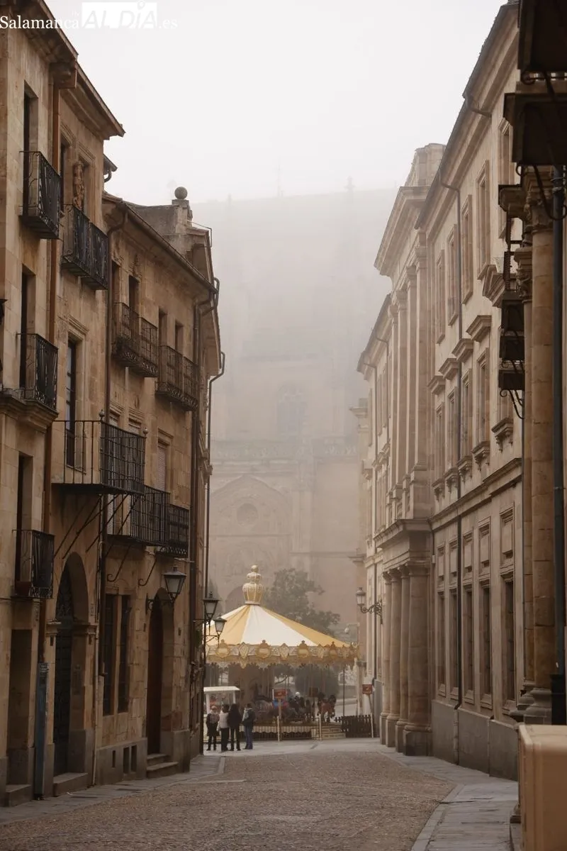 Niebla durante esta mañana de domingo en el centro de Salamanca. Fotos: David Sañudo