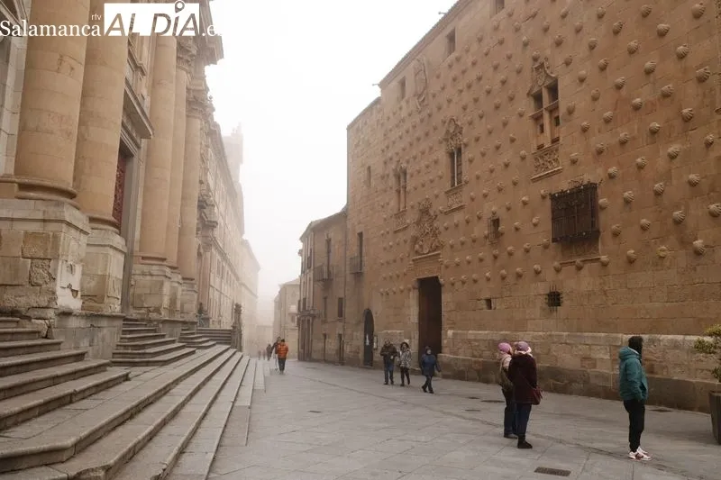 Niebla durante esta mañana de domingo en el centro de Salamanca. Fotos: David Sañudo