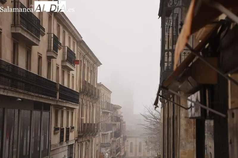 Niebla durante esta mañana de domingo en el centro de Salamanca. Fotos: David Sañudo