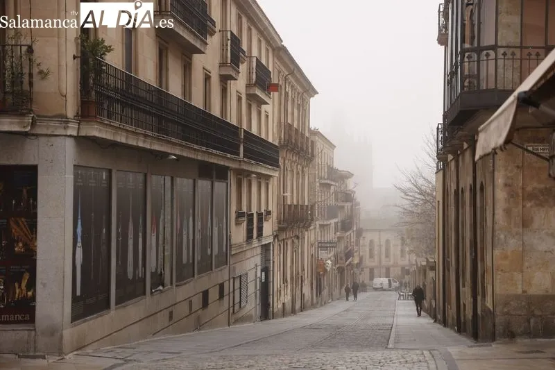 Niebla durante esta mañana de domingo en el centro de Salamanca. Fotos: David Sañudo
