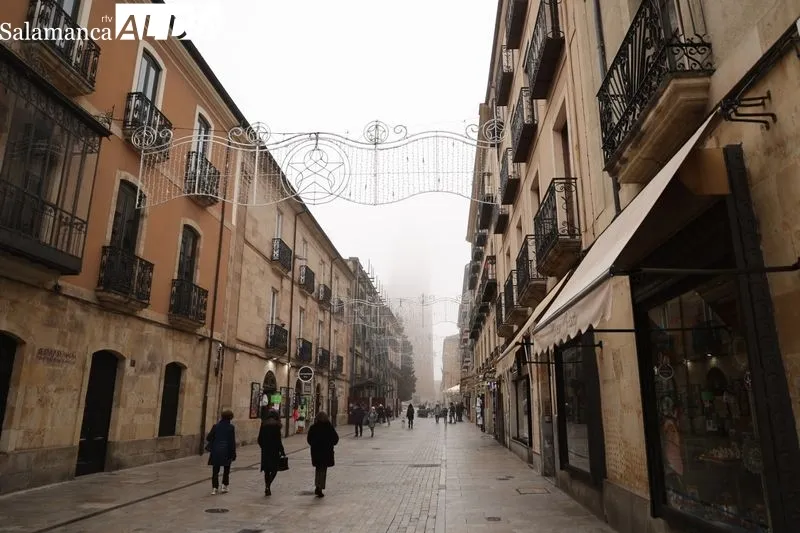 Niebla durante esta mañana de domingo en el centro de Salamanca. Fotos: David Sañudo