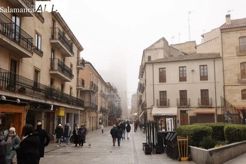 Niebla durante esta mañana de domingo en el centro de Salamanca. Fotos: David Sañudo
