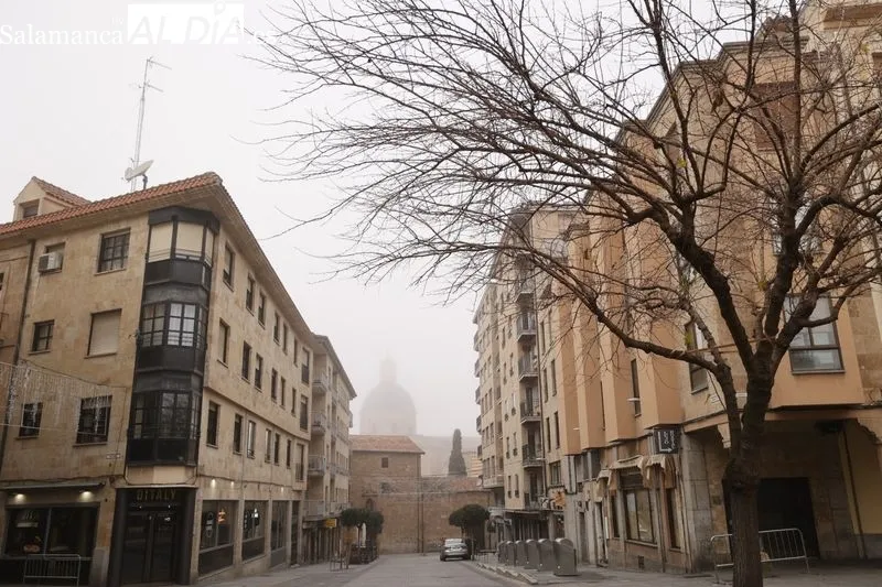 Niebla durante esta mañana de domingo en el centro de Salamanca. Fotos: David Sañudo